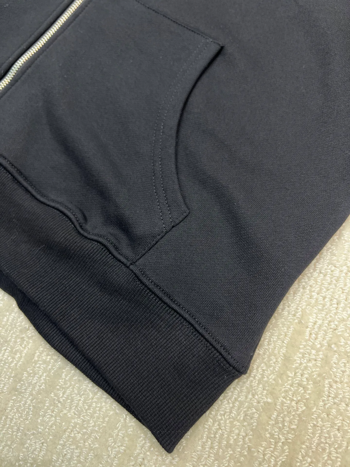 P370 𝗖𝗵𝗿𝗼𝗺𝗲 𝗛𝗲𝗮𝗿𝘁𝘀Cro Heart pure cotton terry zipper hooded jacket. High weight cotton double yarn 380g large terry fabric, fixed and dyed matching ribs, customized full set of accessories, clear letters and perfect restoration without difference. High-end atmosphere and full grade! The entire dress is exclusively customized with heavy craftsmanship, including burnt flowers and leather embroidery with Sanskrit text, and heavy custom-made bead blasting craftsmanship, which is perfectly combined with precise stitching! All wiring is special machine chain double wire, absolutely high quality craftsmanship!  Size: M L XL XXL